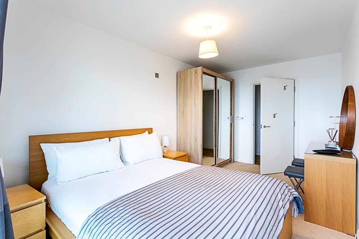 Trendy Queen'S Park Apartment With Views Across Лондон Экстерьер фото