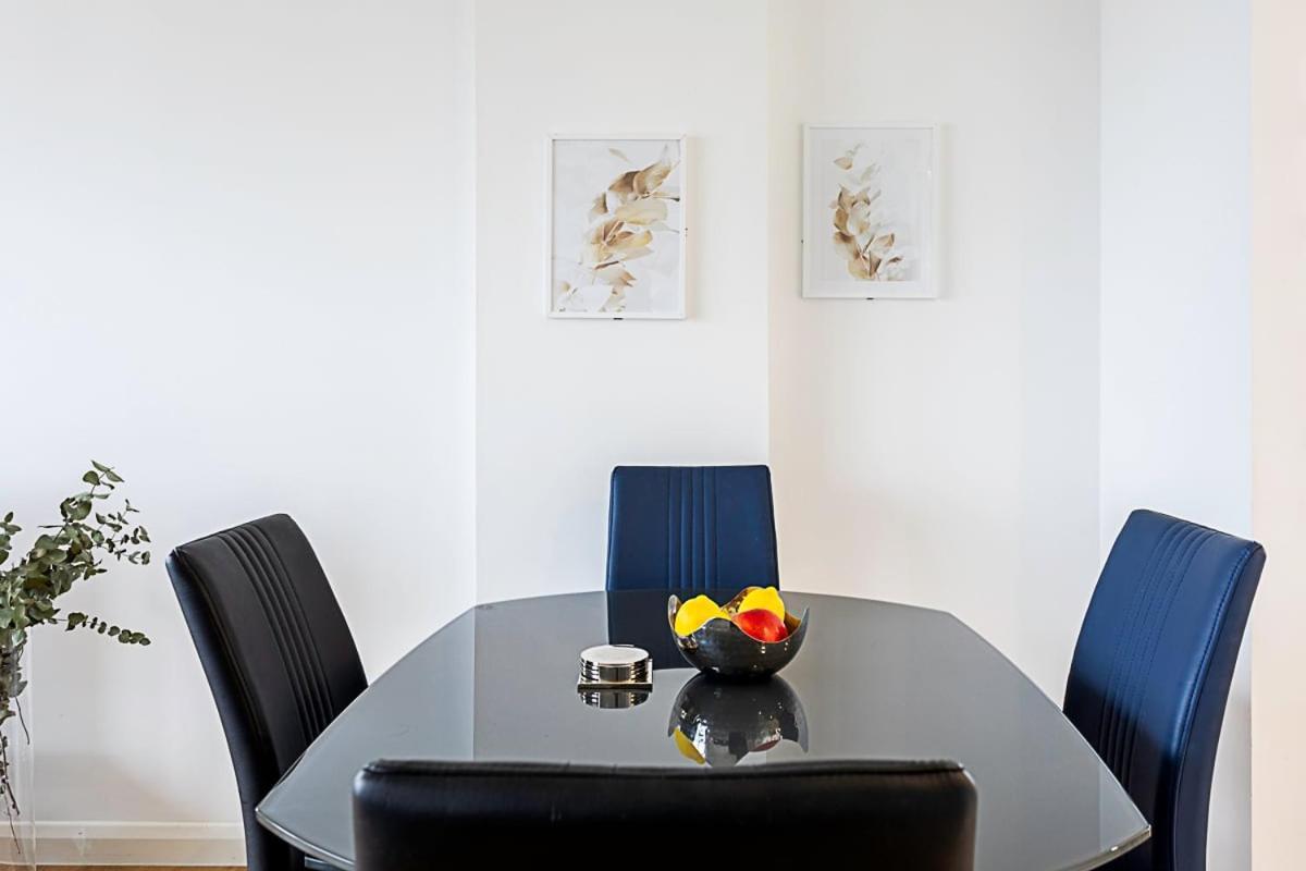 Trendy Queen'S Park Apartment With Views Across Лондон Экстерьер фото